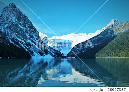 神秘的なカナダアルバータ州のレイクルイーズの氷河と反射する湖面 神秘的なカナダアルバータ州のレイクルイーズの氷河と反射する湖面 68007387