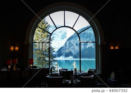 カナダアルバータのフェアモントシャトーレイクルイーズのレストラン窓から見る氷河と湖面 カナダアルバータのフェアモントシャトーレイクルイーズのレストラン窓から見る氷河と湖面 68007392