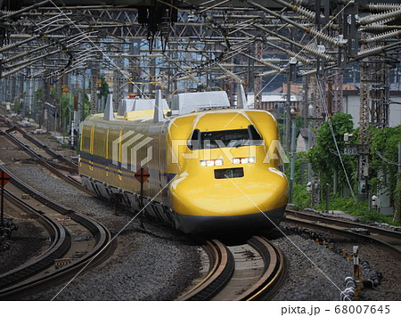ドクターイエロー 米原駅にての写真素材