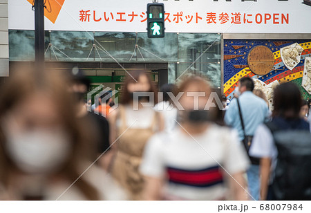 日本の東京都市景観 驚愕463人・スクランブル交差点ではマスク姿が目立つ…（奥は渋谷駅）＝7月31日 68007984