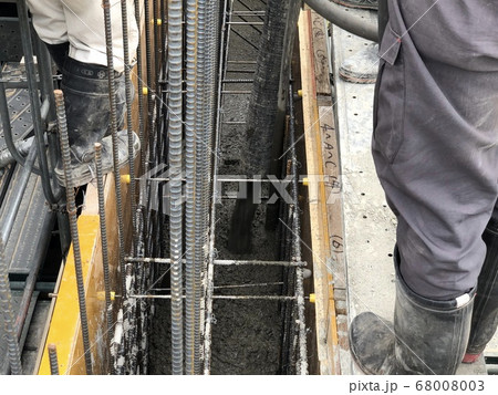 生コンポンプ車でのコンクリート打設 生コンポンプ車でのコンクリート打設 68008003