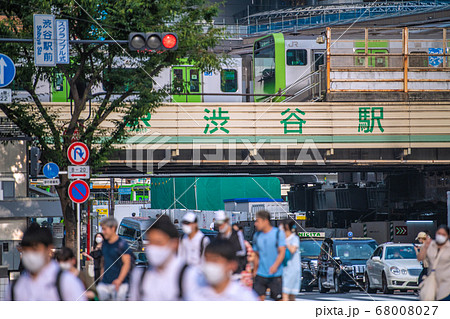 日本の東京都市景観 驚愕463人・スクランブル交差点ではマスク姿や着けない人も…＝7月31日 68008027