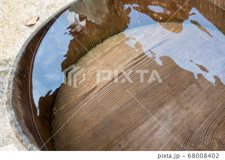 透明で綺麗な水が入った桶の写真 68008402