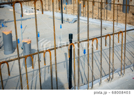 家を建築しているイメージ写真 68008403