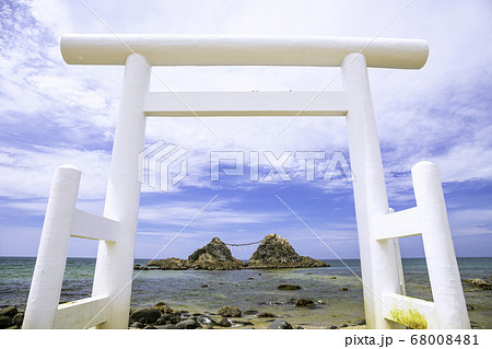 福岡県 糸島市 二見ヶ浦の白い鳥居と夫婦岩の写真素材 [68008481] - PIXTA