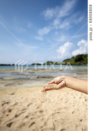 沖縄県 西表島の星の砂海岸で、手からこぼれる星の砂 沖縄県 西表島の星の砂海岸で、手からこぼれる星の砂 68008808