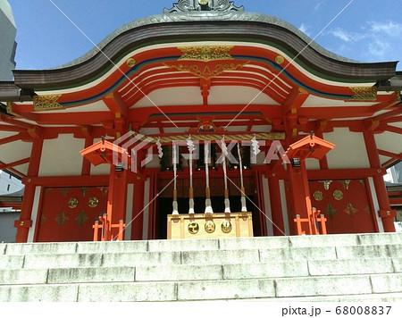 東京　新宿　花園神社　正面アップ 68008837