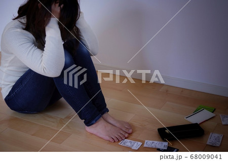 お金に悩む女性 お金に悩む女性 68009041