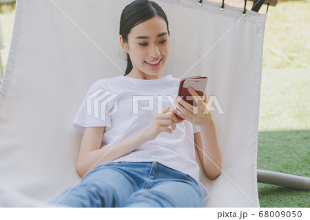 ハンモック スマホ 若い女性 ハンモック スマホ 若い女性 68009050