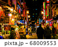 店が並ぶ夜の神戸南京町の中華街 68009553