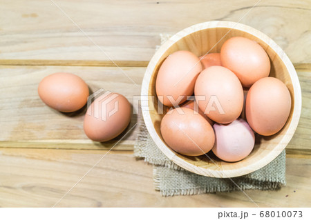Raw chicken eggs 68010073