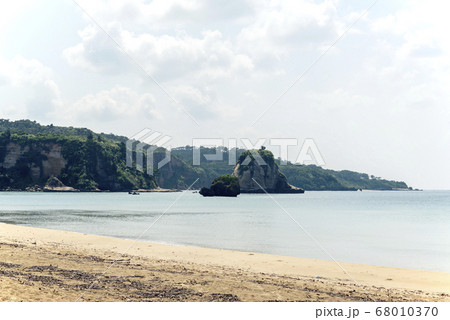 沖縄県　西表島の月ヶ浜 68010370