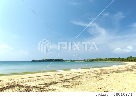 沖縄県　西表島の月ヶ浜 68010371