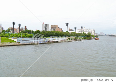 台東リバーサイドスポーツセンター野球場と桜橋水上バスのりばの景観　台東区今戸にて 68010415