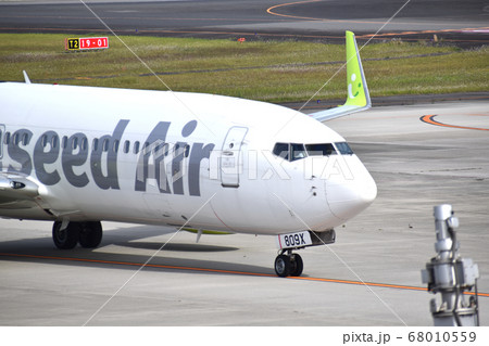 大分空港に到着した飛行機 68010559