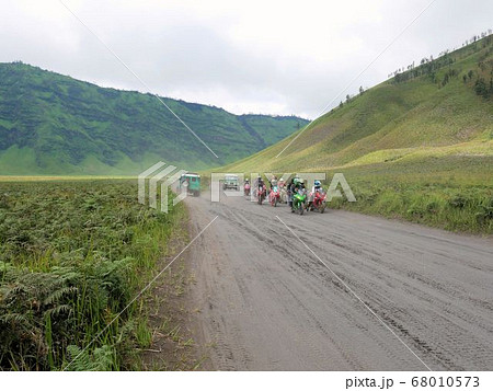 ブロモ山の観光　砂道を走るモーターバイクとジープ　（インドネシア・ジャワ島） 68010573