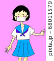 マスクをする制服姿の女の子 68011579