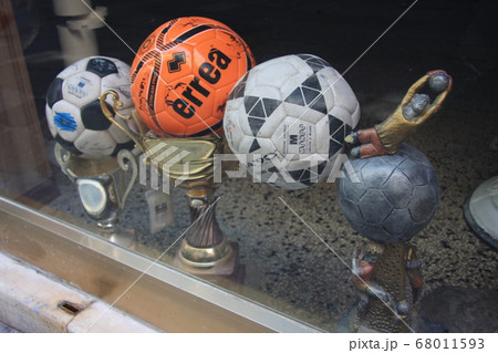 良く見ると浮いているボールがあることに気が付く一枚 68011593