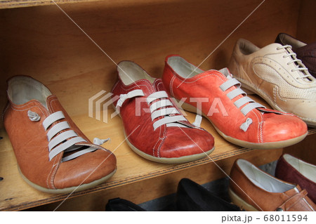 ハンドメイドの目にも心にも温かい、素敵な場所に連れて行ってくれそうな靴たち 68011594