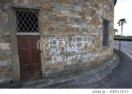 切ない恋のメッセージが残されたイタリアの壁 68011615