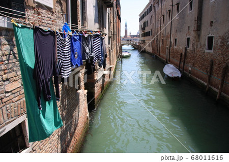 ベネチアの川沿いに干される洗濯物たち 68011616