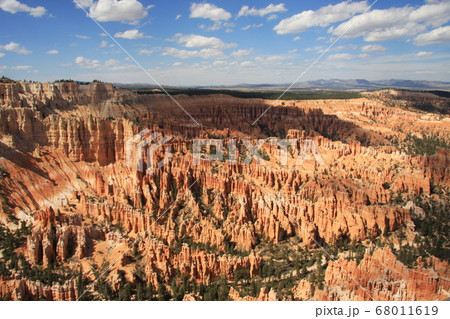 晴天の下、鎮座するアメリカの雄大なブライスキャニオン 68011619