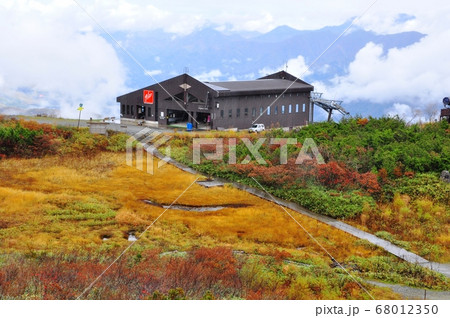 八方尾根 黒菱平の紅葉とリフト駅 八方尾根 黒菱平の紅葉とリフト駅 68012350