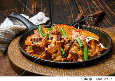 Potato pancakes with chanterelles and pork Potato pancakes with chanterelles and pork 68012417