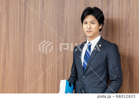 法廷に立つ男性弁護士 法廷に立つ男性弁護士 68012835