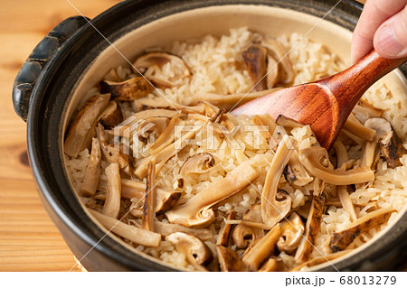 炊きたての松茸ご飯 68013279