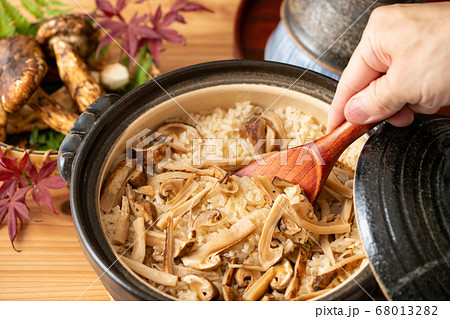 炊きたての松茸ご飯 68013282