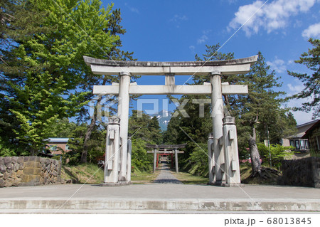 岩木山神社 鳥居とお岩木山の写真素材