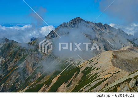 立山連峰山頂の雄山から望む剱岳 68014023