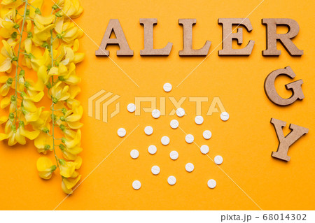 on a yellow background are yellow inflorescences 68014302