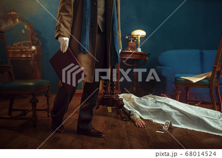 Detective holds leather folder, crime scene Detective holds leather folder, crime scene 68014524