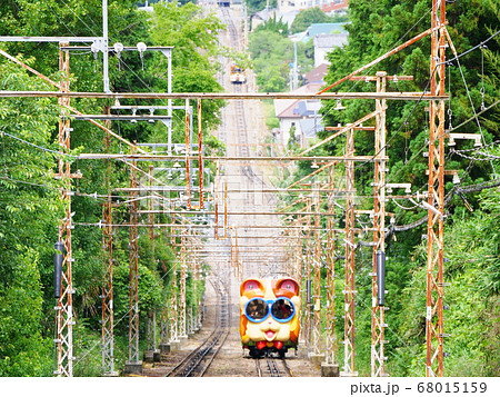 奈良県　生駒市　生駒ケーブル　交差する前の2両のケーブルカー（夏、宝山寺駅から） 68015159