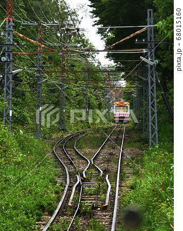 奈良県　生駒市　生駒ケーブル　山上線のケーブルカー（夏、車内から） 68015160