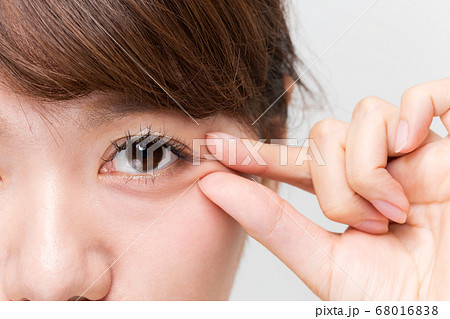 目尻をつまむ女性. 68016838