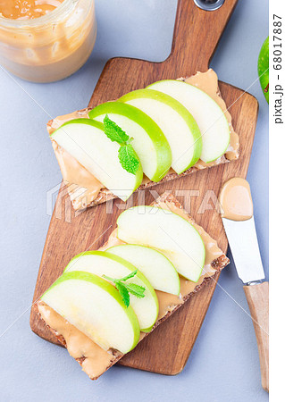 Sandwich with cracker, green apple, peanut butter Sandwich with cracker, green apple, peanut butter 68017887