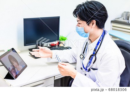 オンライン診察で薬の説明をする医師 オンライン診察で薬の説明をする医師 68018306
