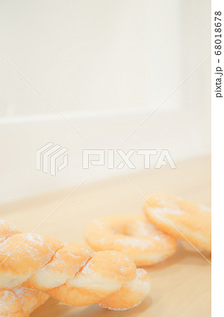 パン テーブル 木目ドーナツ 上 スペース 空き 室内 パン屋  カフェ  メニュー  68018678