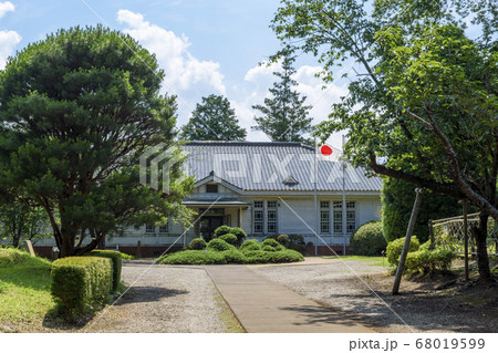 三里塚御料牧場記念館と青空 68019599