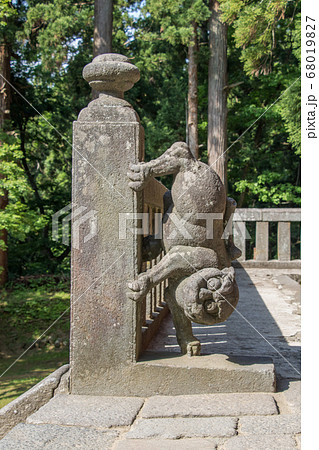 岩木山神社 楼門前の逆立ち狛犬 狛猿 の写真素材