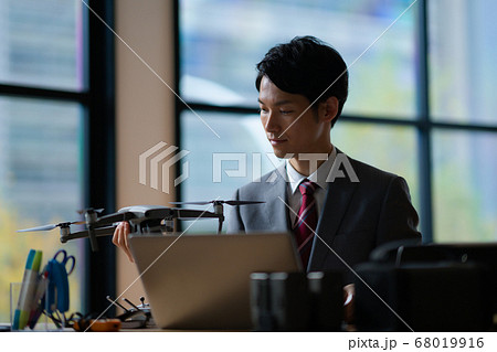 ドローン ビジネス スーツ オフィス 男 男性 1人 少人数 デスク 商談 午前 明るい 窓際 ドローン ビジネス スーツ オフィス 男 男性 1人 少人数 デスク 商談 午前 明るい 窓際 68019916