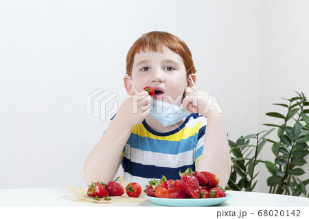 boy in a mask 68020142