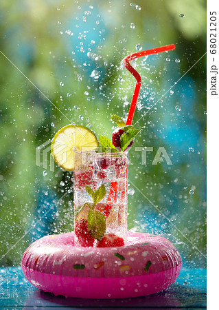 A Glass With A Carbonated Drink Withの写真素材