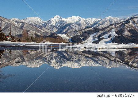 水鏡の雪山 冬の越後湯沢 水鏡の雪山 冬の越後湯沢 68021877