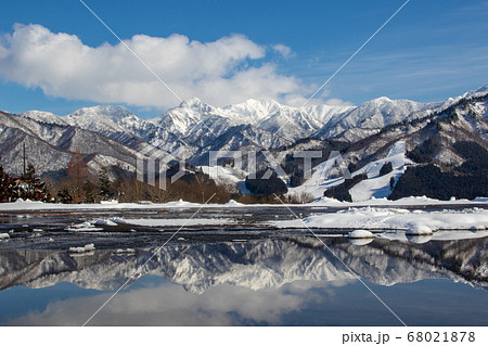 水鏡の雪山 冬の越後湯沢 水鏡の雪山 冬の越後湯沢 68021878