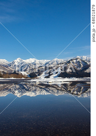 水鏡の雪山 冬の越後湯沢の写真素材