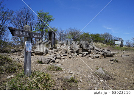群馬県赤城山 鍋割山南登山口(相吉林道登山口)から登る鍋割山の山頂 群馬県赤城山 鍋割山南登山口(相吉林道登山口)から登る鍋割山の山頂 68022216